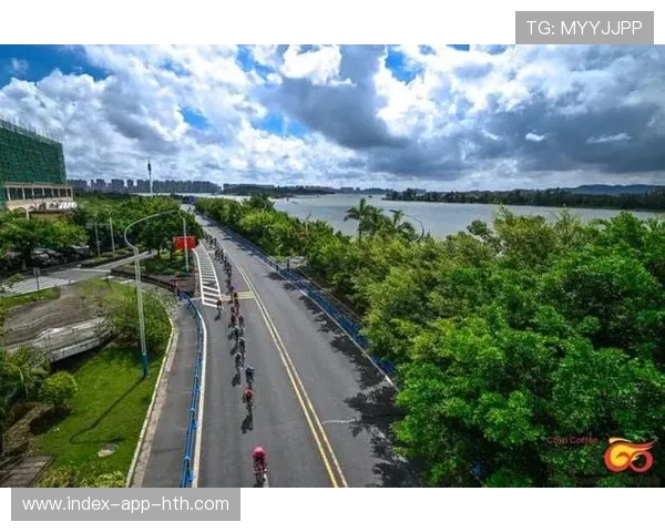 公路自行车冲刺手全力甩开竞争者:速度、信念与装备的全景呈现