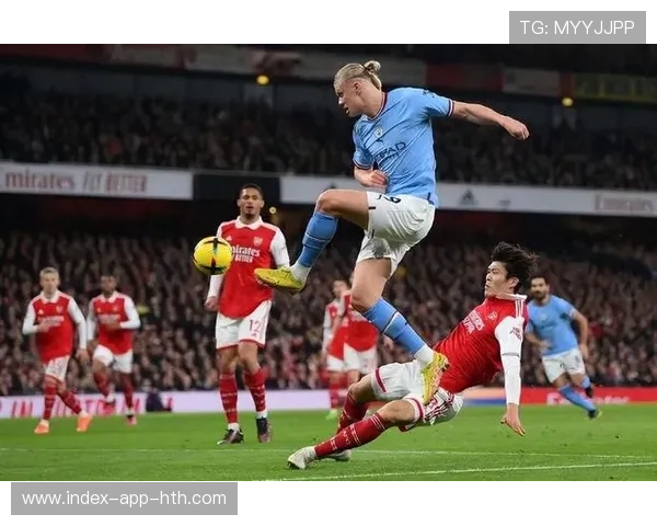 哈兰德高位逼迫导致对手传球失误 哈兰德高位逼迫导致对手传球失误